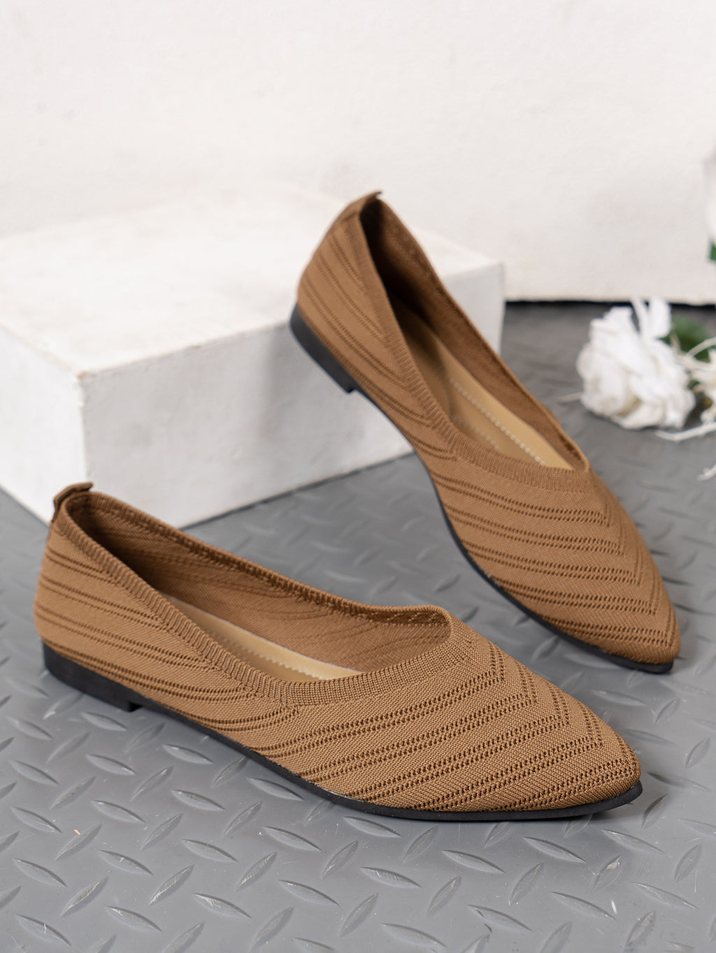 Pointed Toe Shallow Mouth Flats for Women 2025 Summer Women's Shoes Spring Breathable Flats Shoes Large Size Knitted Beanie Shoes Casual and Versatile
